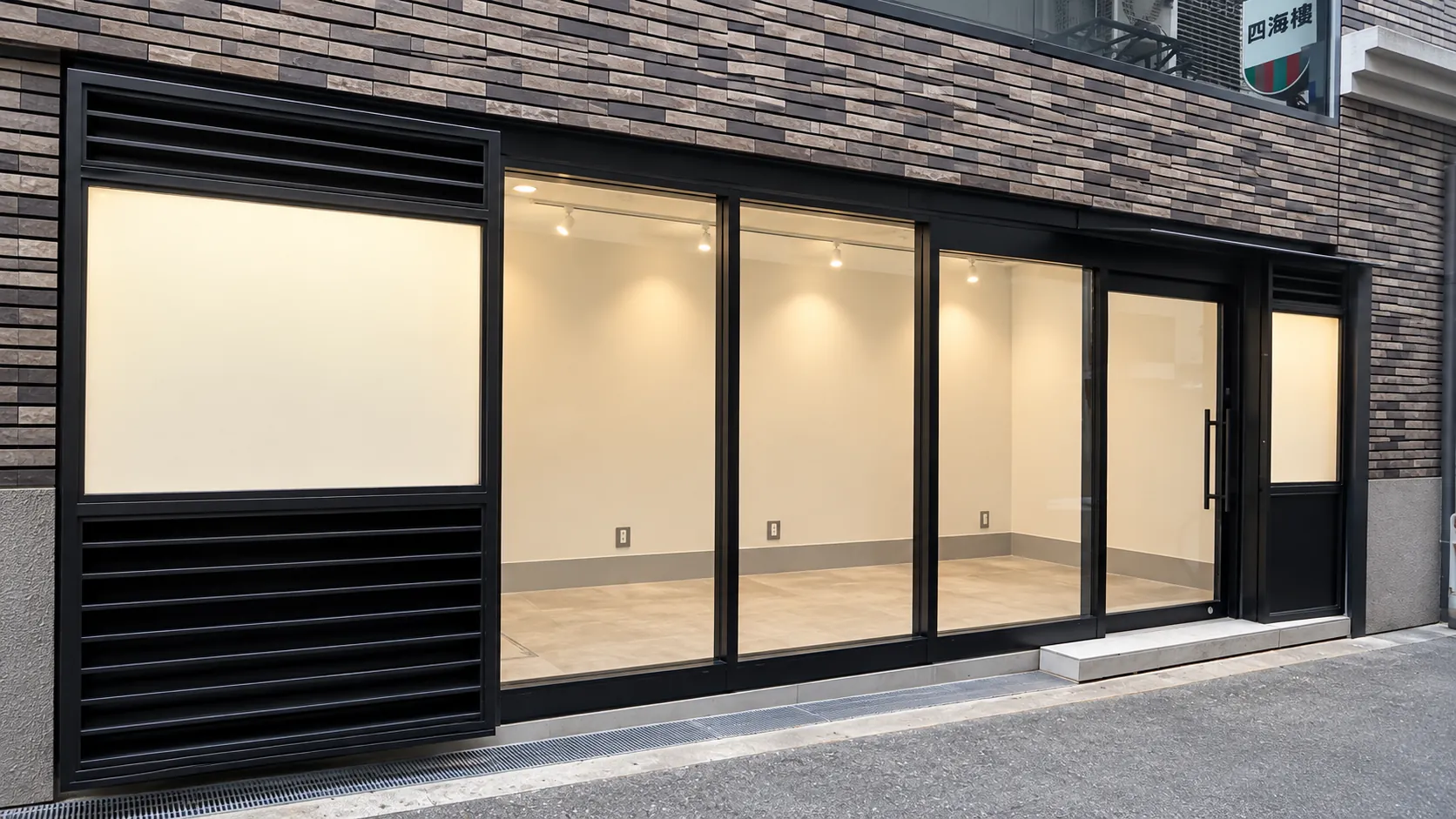 左側から見たNAMBA 4CHOME POP-UP SPACEのガラス面と入口