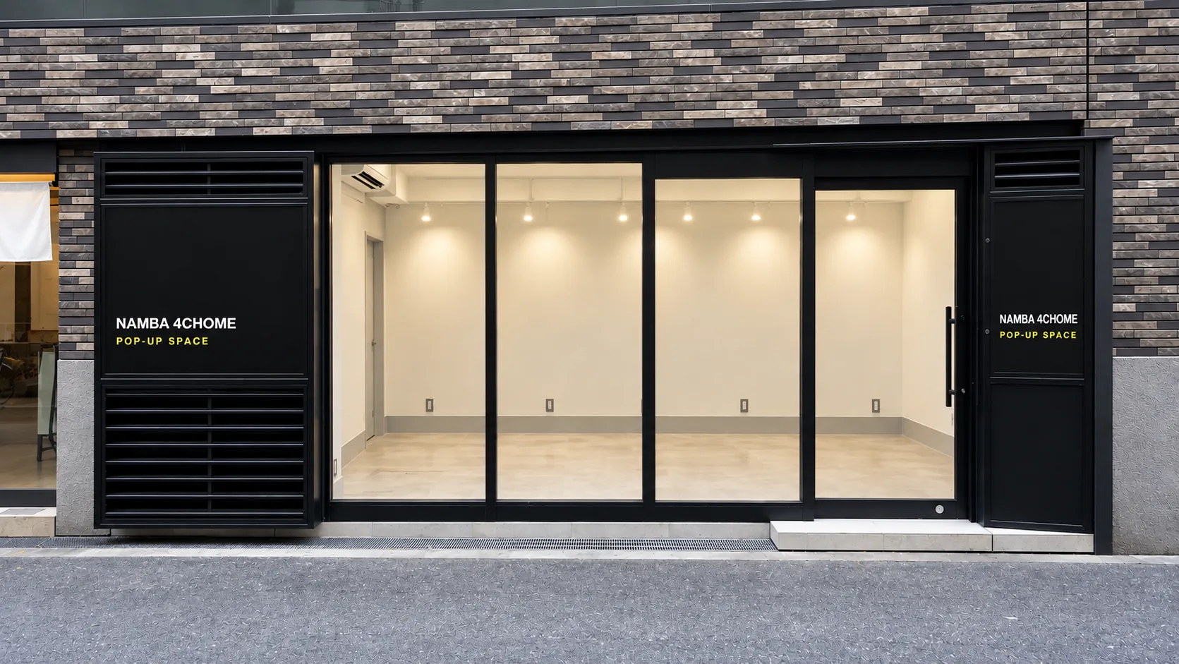 施設名サインが見えるNAMBA 4CHOME POP-UP SPACEの正面外観