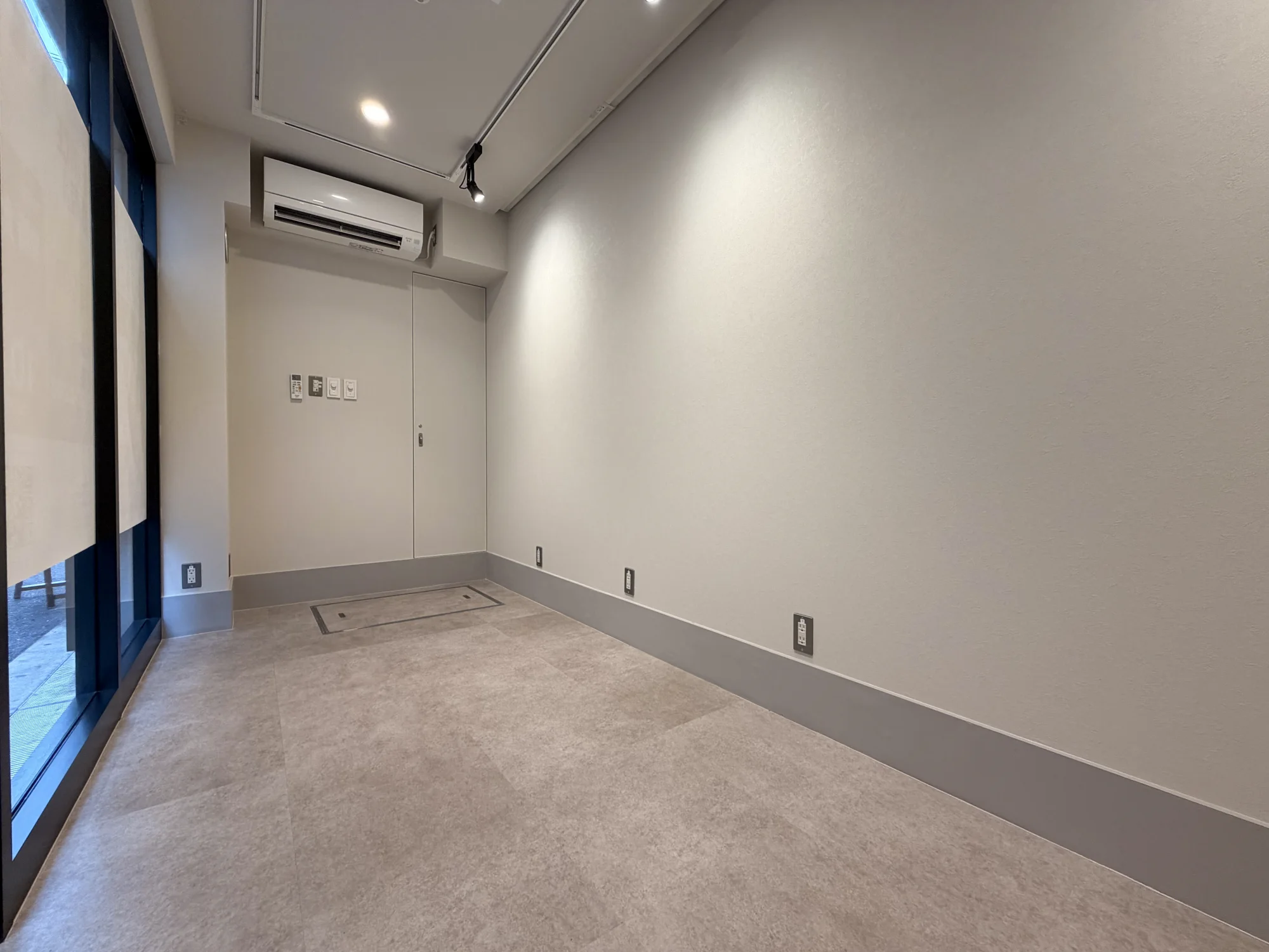 展示用壁面と床面が見えるNAMBA 4CHOME POP-UP SPACEの店内